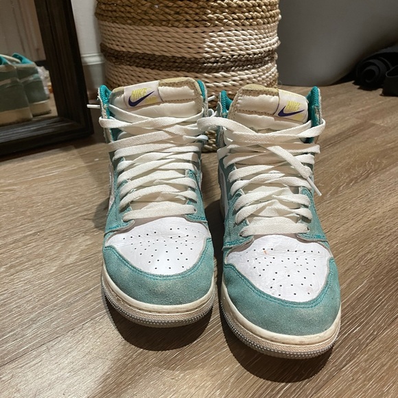 Turbo Green Jordan 1s - Picture 3 of 7